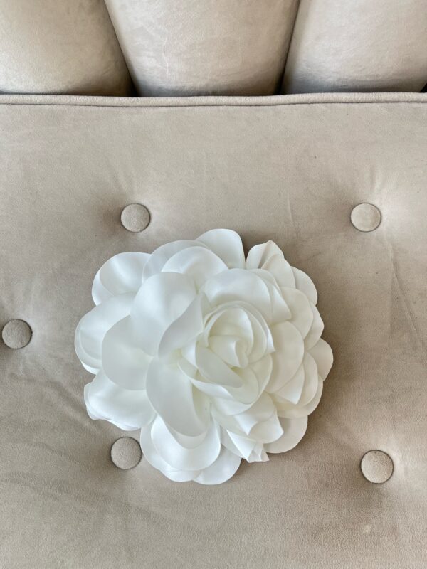 Kwiat materiałowy biały